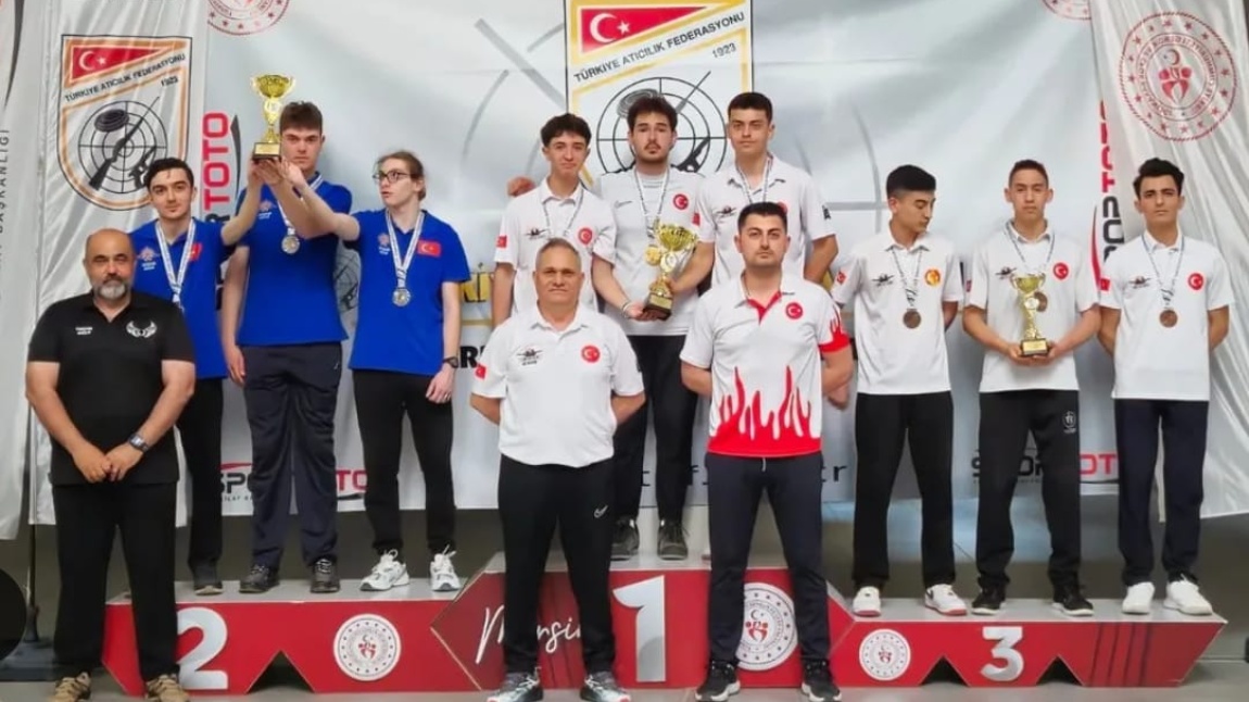 Ateşli Silahlar Türkiye Şampiyonasında 11-B Sınıfı Öğrencimiz Eren BUDAK ve Takımı Türkiye ÜÇÜNCÜSÜ !!!
